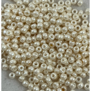TOHO Seedbeads 9/0, Creme Opaque Lyster16  NR 123