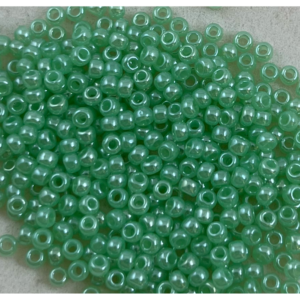 TOHO Seedbeads 9/0, Ljus Grön Pärlemo   NR 144