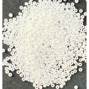 TOHO Seedbeads 11/0,  NR 121  Vit Opaque Lyster