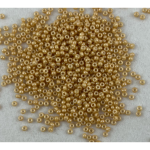TOHO Seedbeads 11/0, Beige Opaque Lyster NR 123D