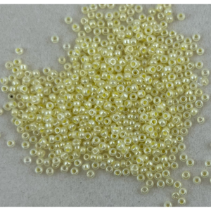 TOHO Seedbeads 11/0,  NR 522  Ljus Gul Pärlemo