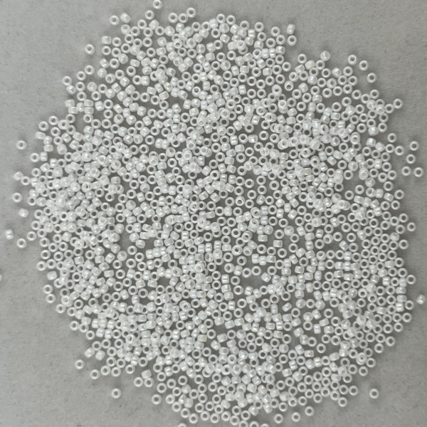 TOHO Seedbeads 15/0, Vit Opaque Irislyster CA 10 GRAM